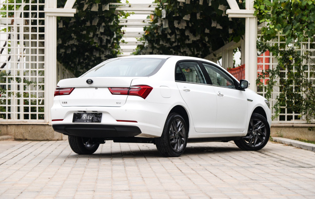 比亚迪秦EV右后展示
