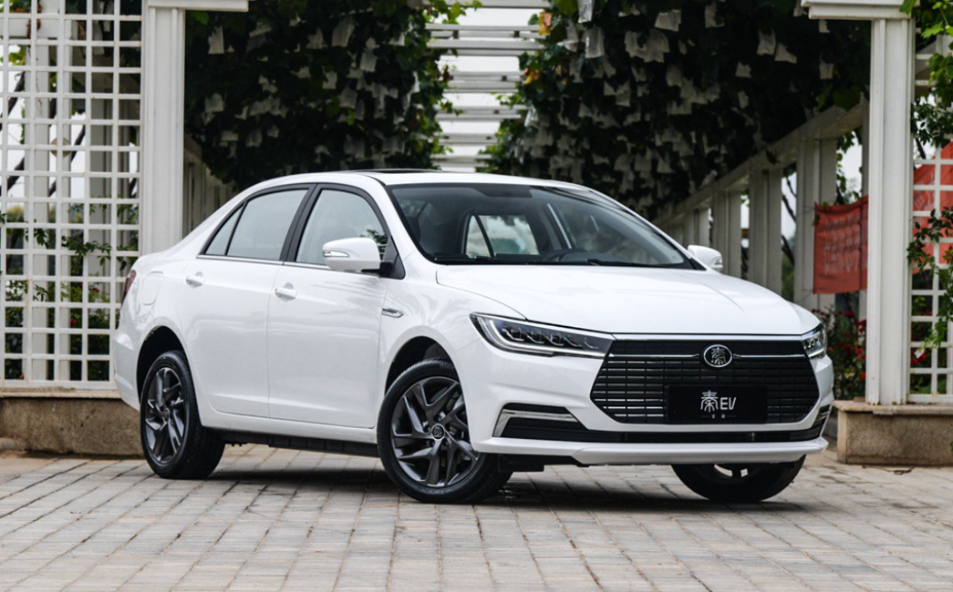 比亚迪秦EV右前展示
