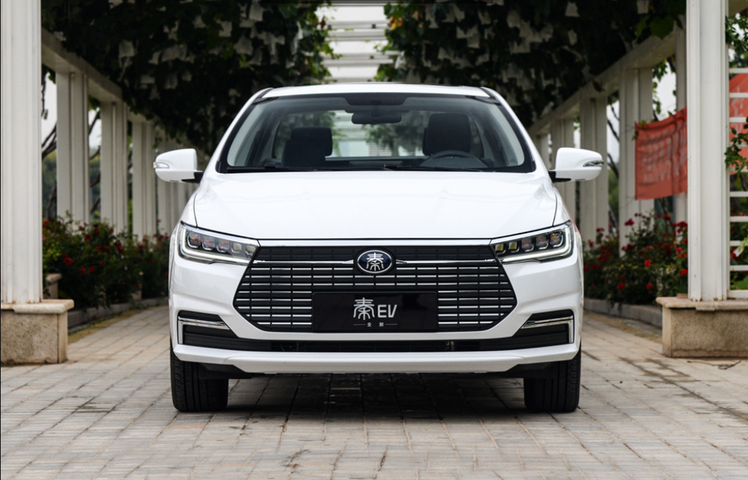 比亚迪秦EV正前展示