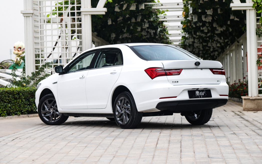 比亚迪秦EV左后展示