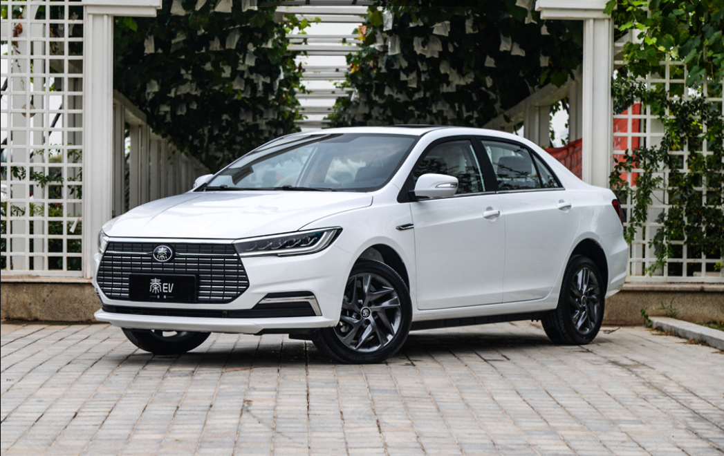 比亚迪秦EV左前展示